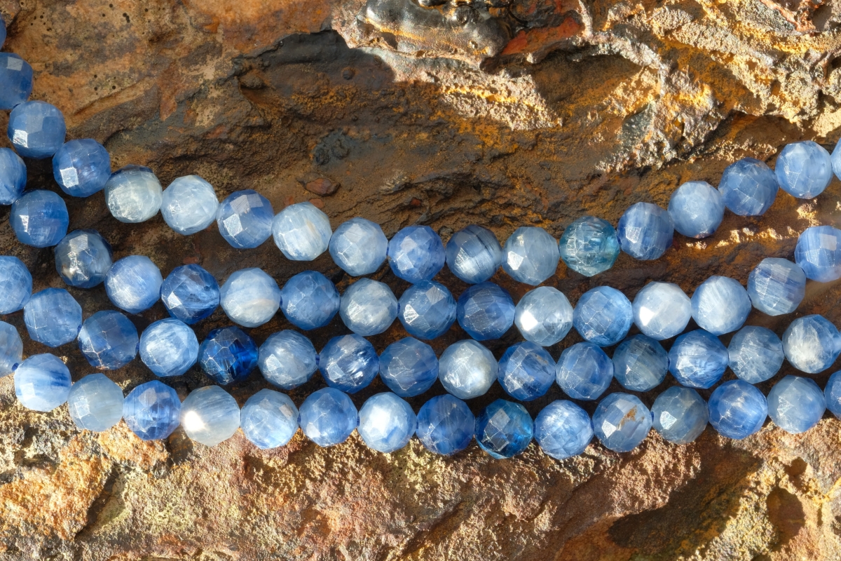 睡前將藍晶石放在床邊，有助於放鬆入眠，但是注意不建議整晚佩戴～