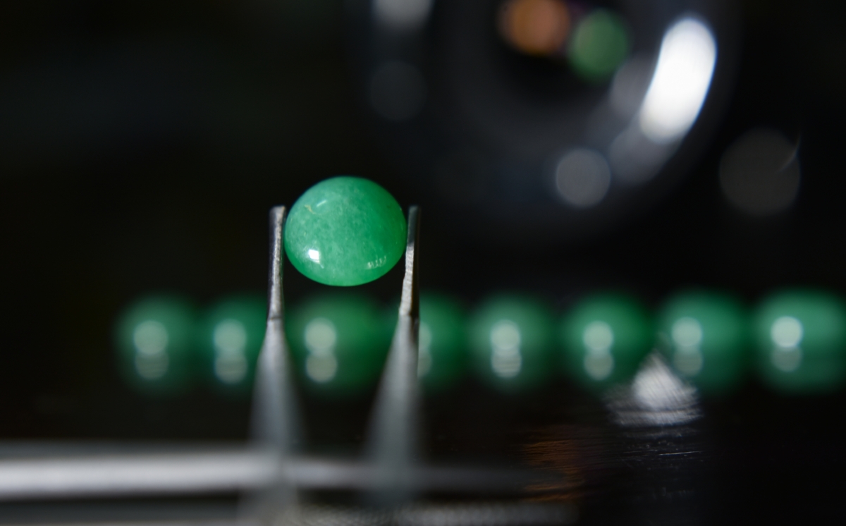 高品質的葡萄石成品在外觀上可能與部分翡翠頗為相似,都擁有晶瑩剔透的綠色和柔和的螢光感。