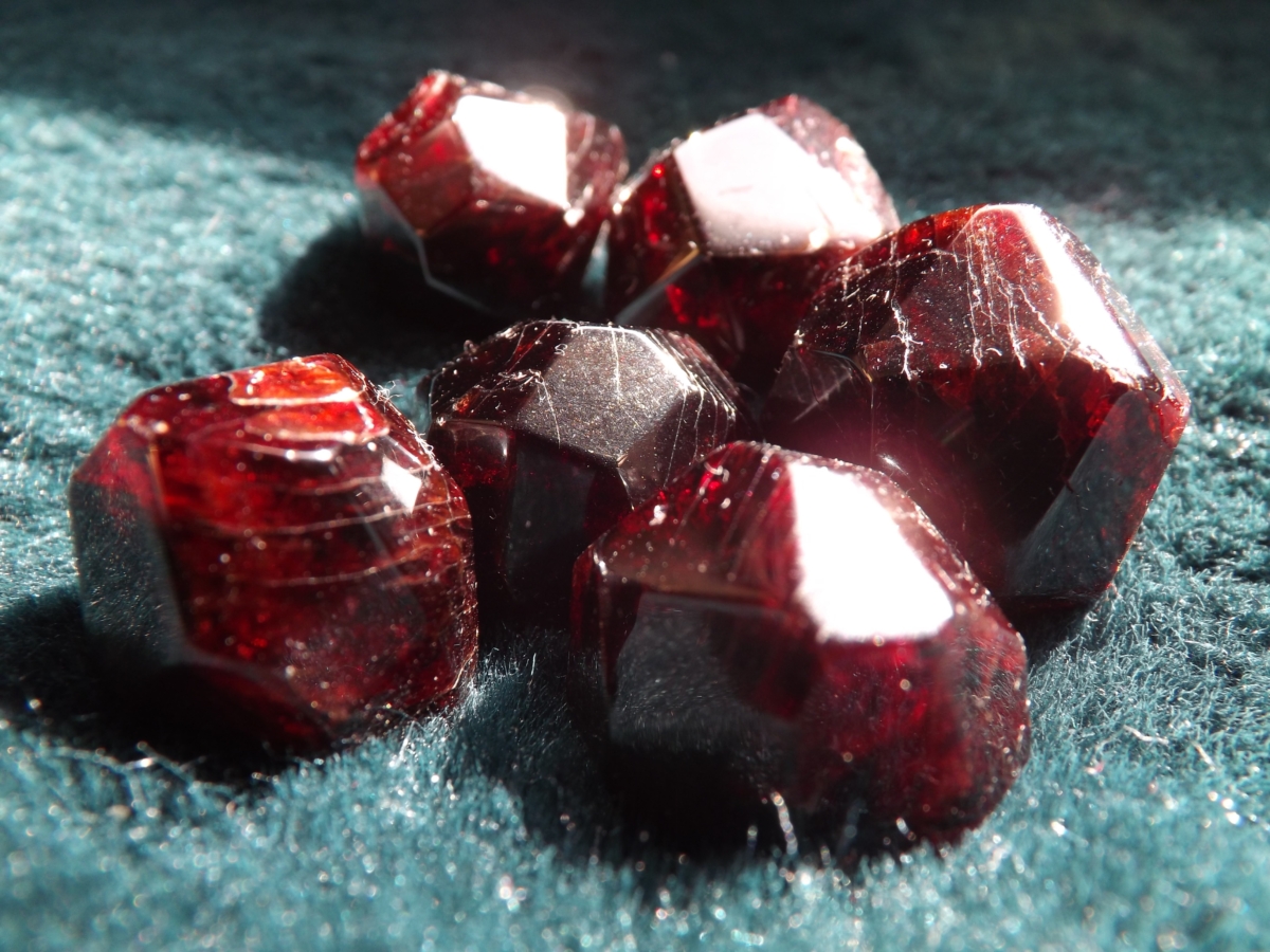 石榴石可以從色澤、內含物、重量等等元素辨別真偽