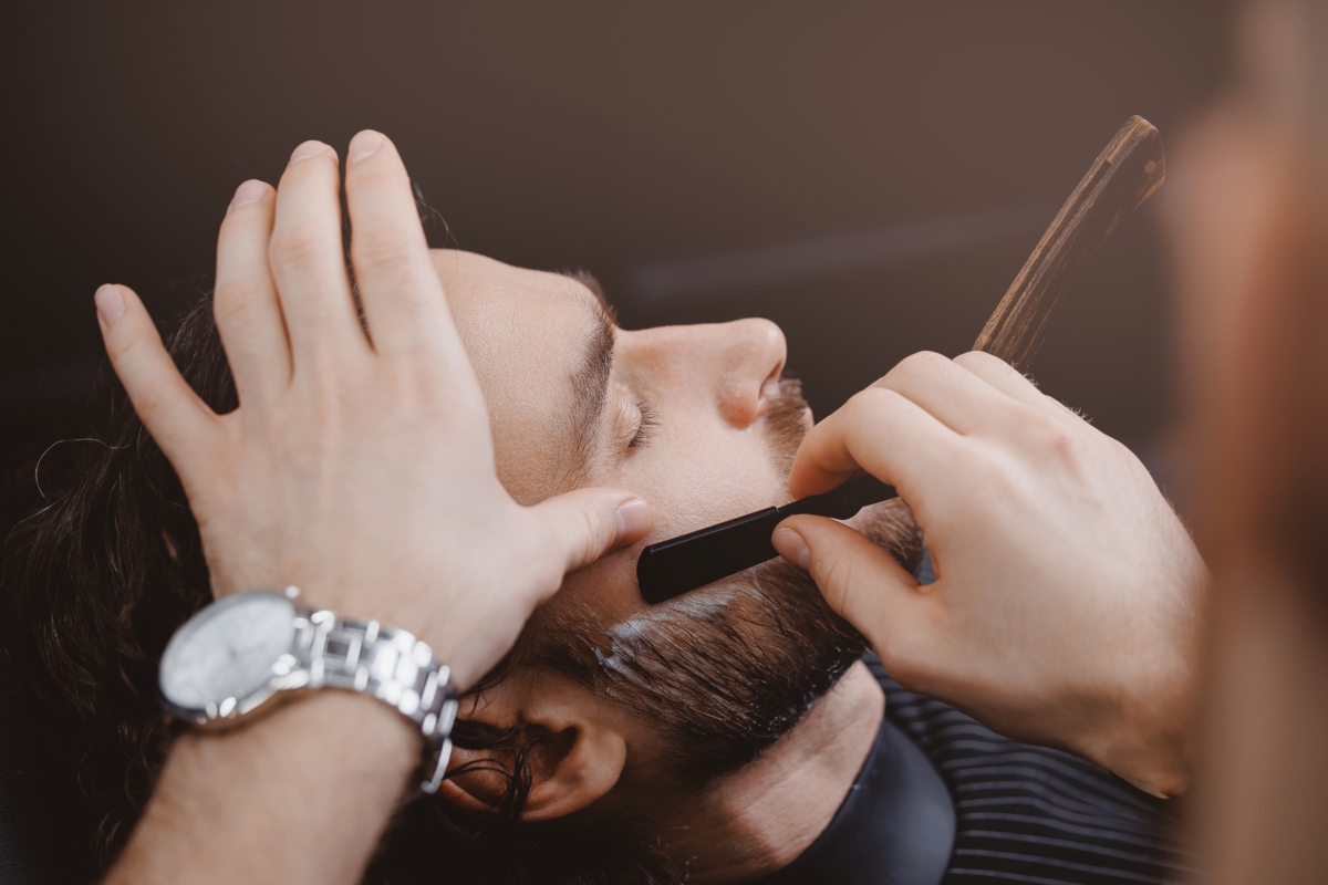 偏好復古油頭或俐落漸層Fading，建議選Barber Shop，更專注精準剪裁和傳統剃鬚體驗！