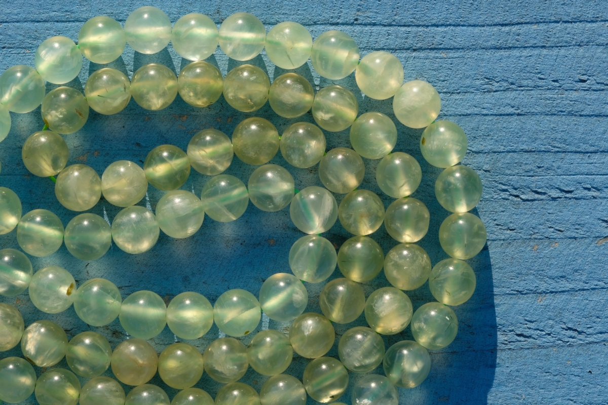 與其他天然水晶相似,葡萄石在使用一段時間後,建議定期進行淨化(消磁),以恢復其能量頻率並確保持續發揮功效。