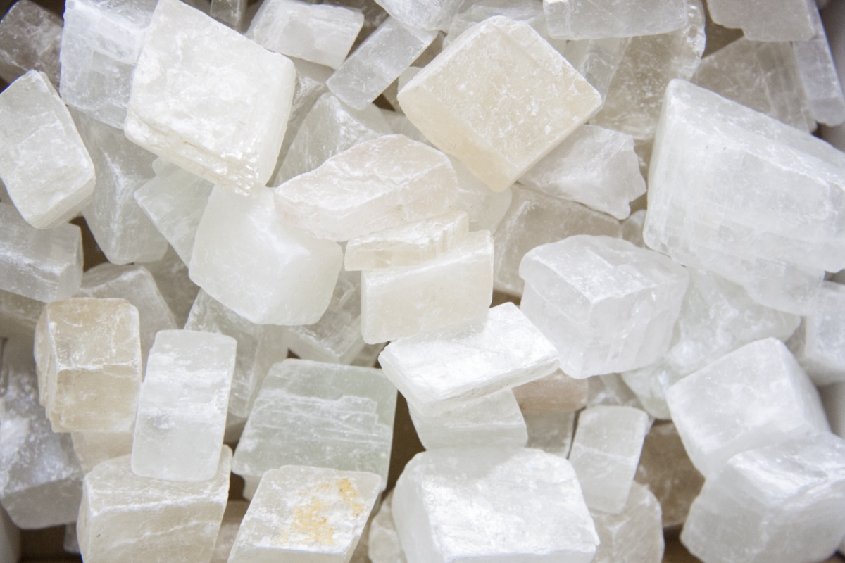 透石膏質地細緻、能量溫和，自帶淨化能力，平時不需特別消磁，但如果長期放在情緒雜亂或能量混濁的空間中，建議每1～2個月進行簡單淨化。