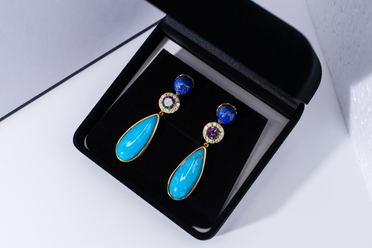 情緒容易波動或對能量敏感的人，初次佩戴藍晶石時應縮短時間，觀察自身反應，避免能量過強。