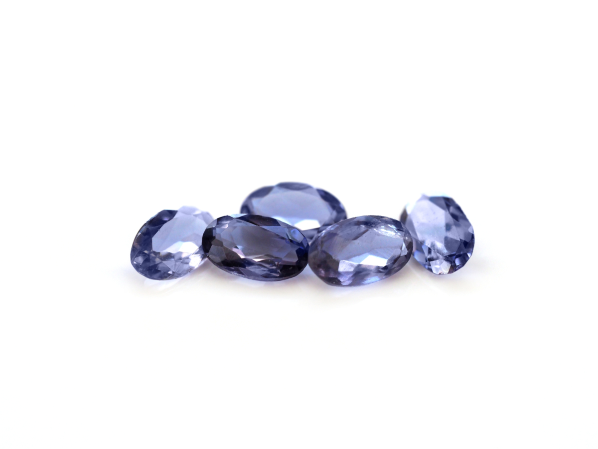 根據水晶能量的「左進右出」原則，堇青石戴在不同手上會有不同的效果