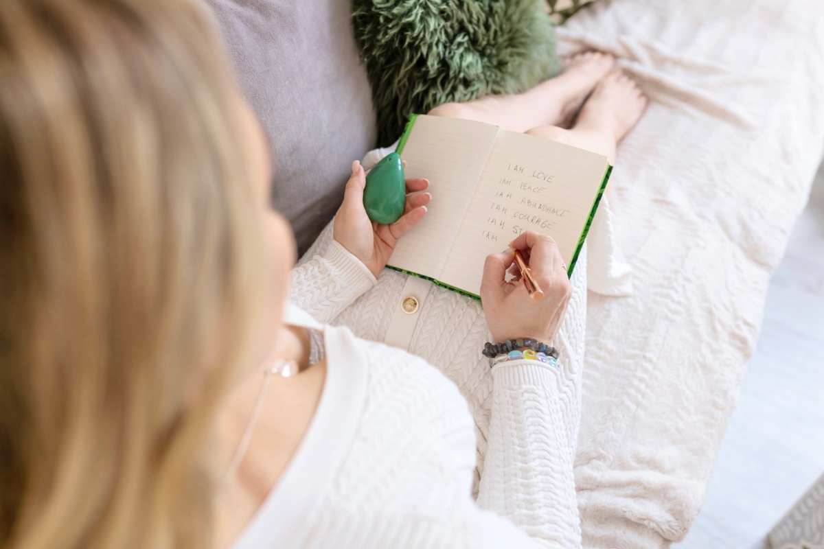 如同其他天然水晶，定期為東陵玉淨化消磁並妥善保養，能讓它長保靈性與光澤。