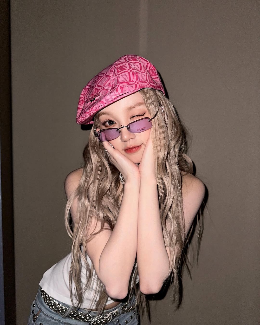 太陽眼鏡、閃亮亮的飾品讓你一秒變成Y2K