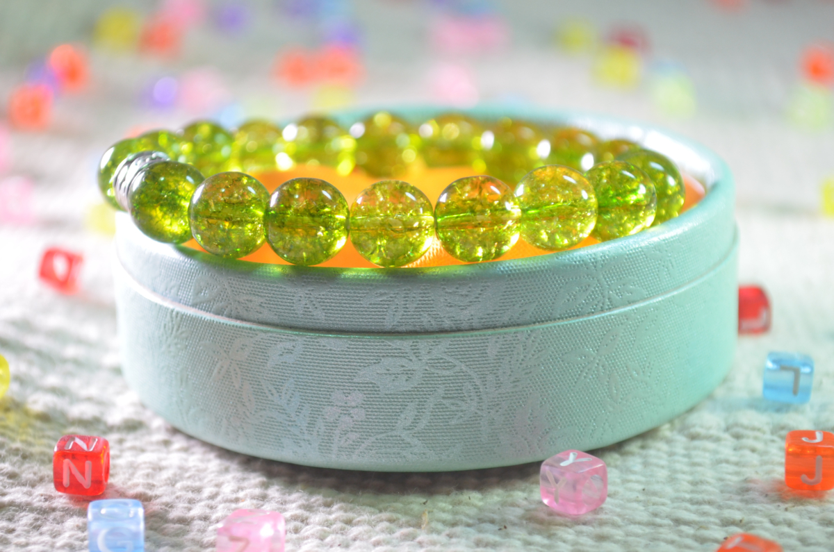 從能量學與風水角度，一般有「左進右出」的說法。