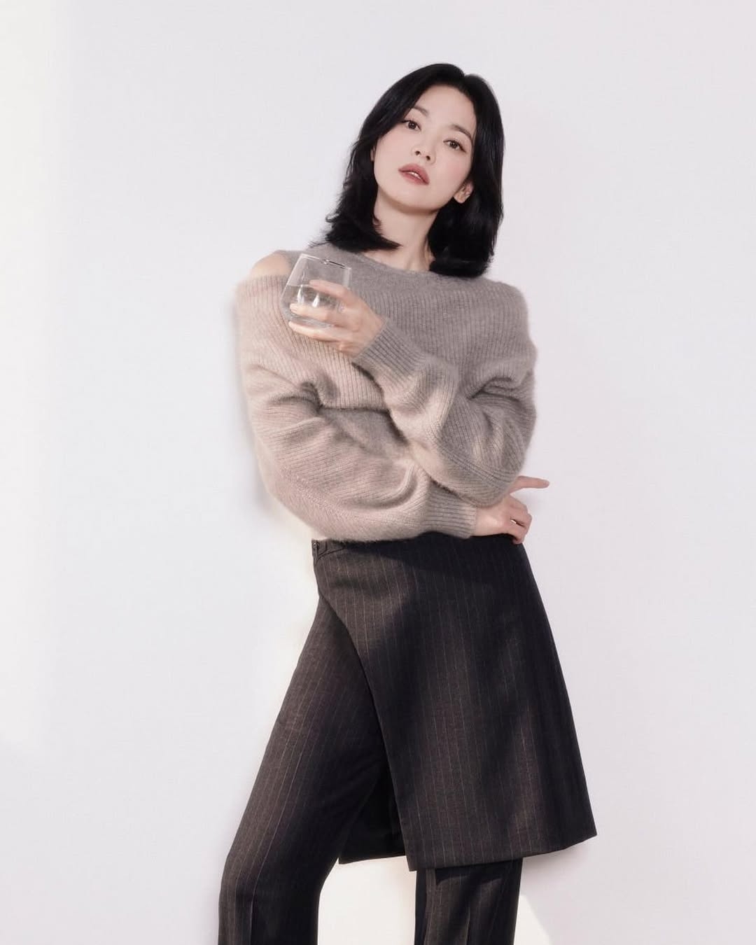 方臉的姐妹五官很立體、下顎線條明顯，常給人一種堅毅自信的感覺