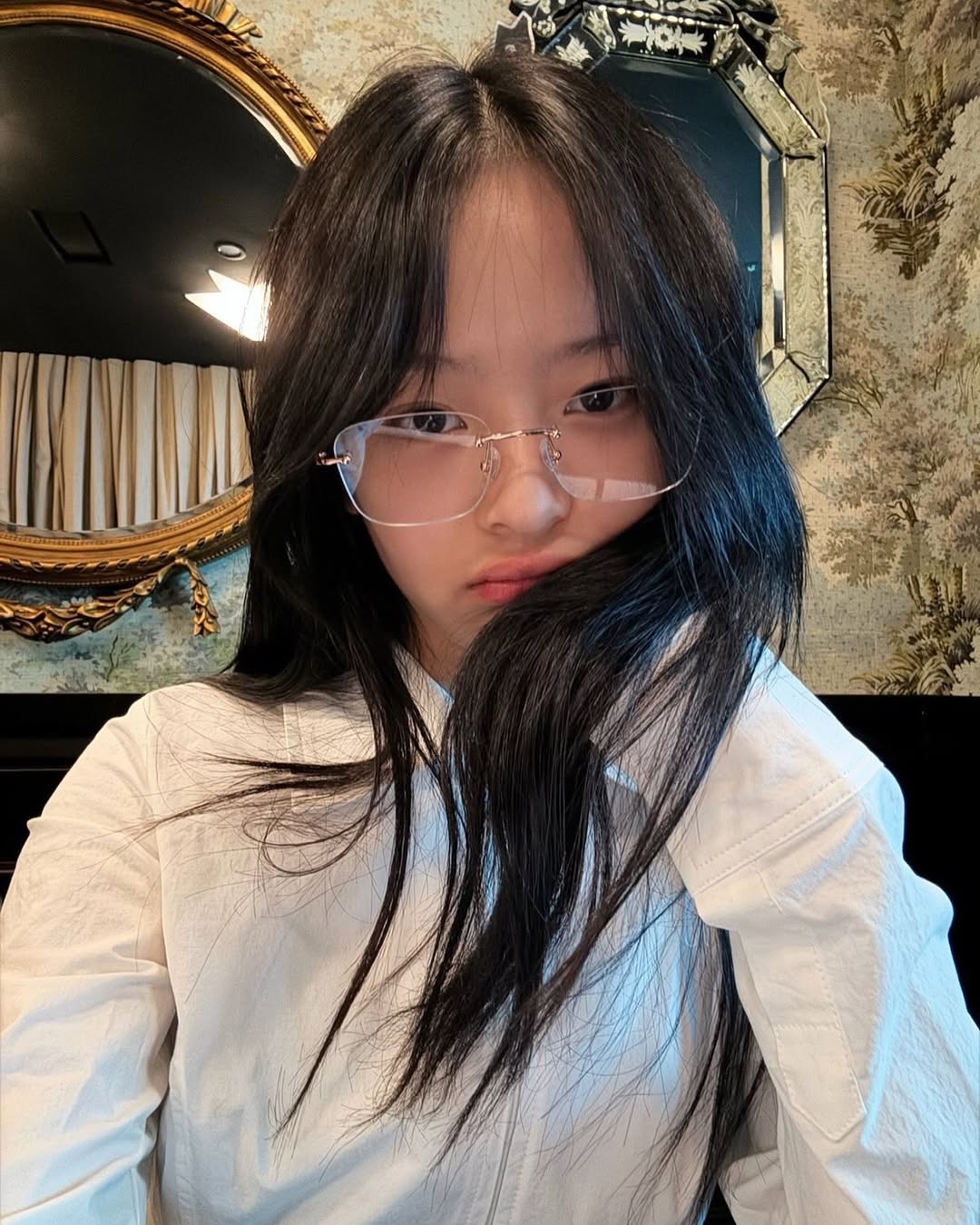 NewJeans的Hanni就是典型的圓臉，所以經常上身方框眼鏡、矩形鏡框