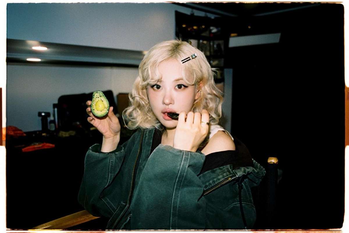 BLACKPINK Rosé是屬於長圓臉，所以可以透過劉海縮短臉部比例