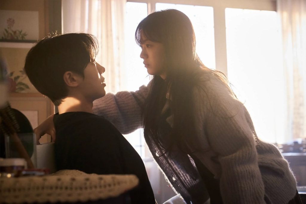 曖昧,這段說不清道不明的感情狀態,總是遊走在友情與愛情之間,界線模糊卻又引人遐想,其中還包含一些不説明白的行為與言語。