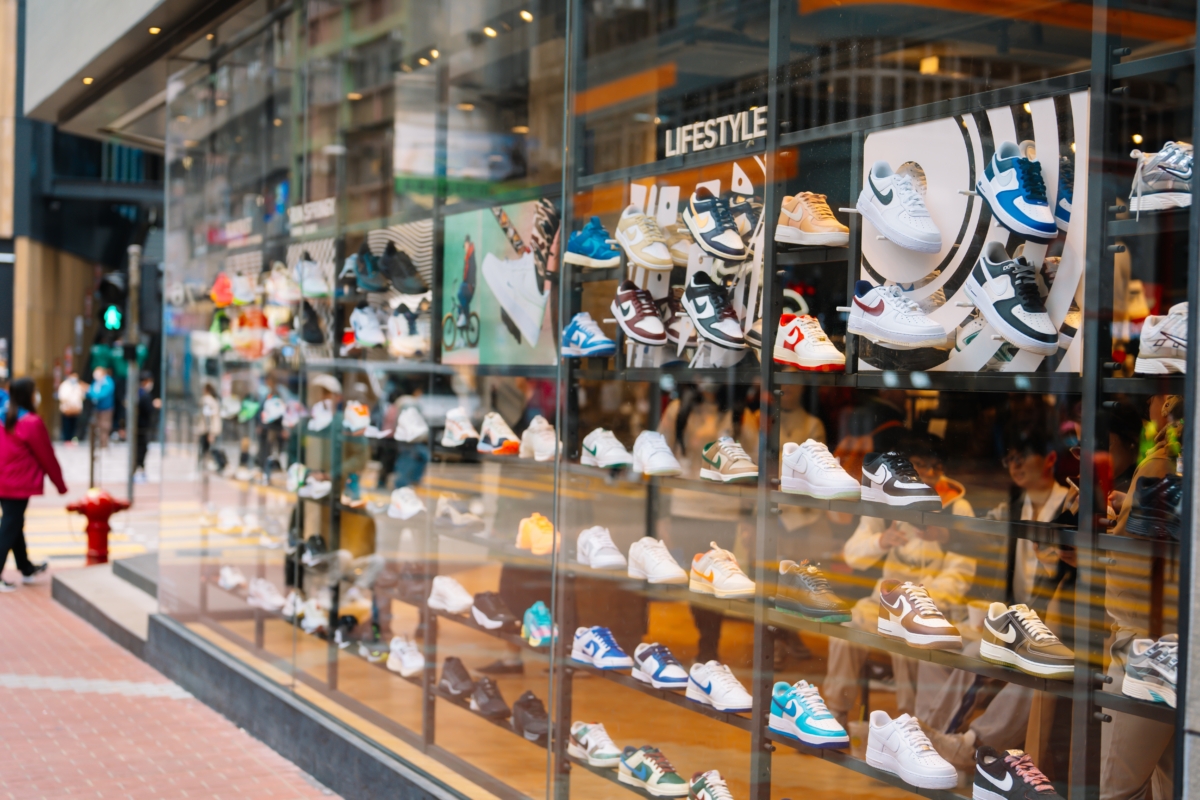 旺角波鞋街店鋪種類選擇多樣豐富，主要分為官方品牌店與大型連鎖店、特色潮鞋店（水貨店／樓上舖）、樓上舖與老字號。