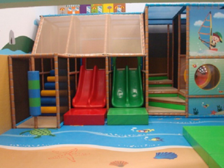 長洲體育館的遊戲室以島上風情為主題，牆上繪有長洲著名的飄色巡遊、包山及張保仔洞等元素。