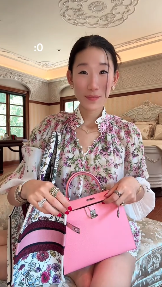 她雖出身富裕,卻保持自我努力與思考的理性一面!