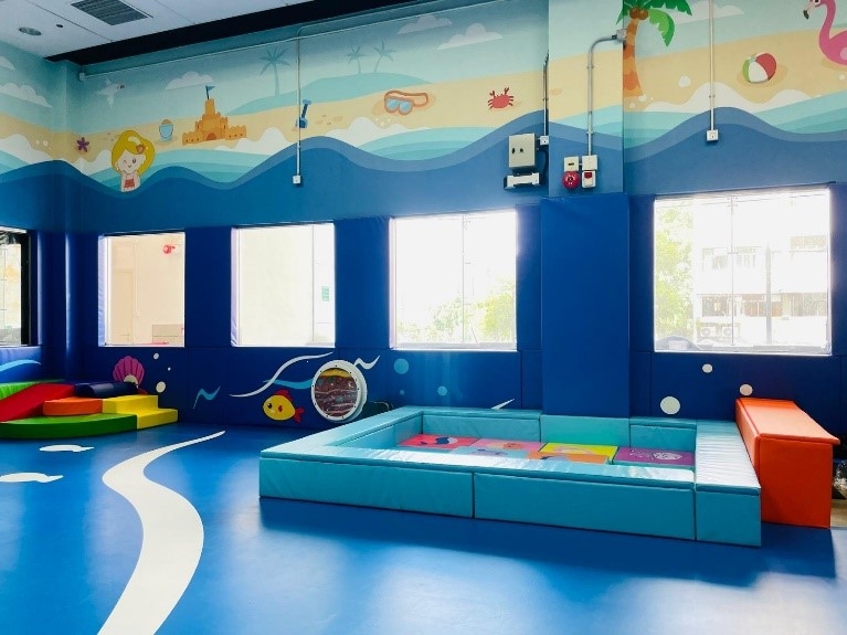 這裡常吸引鄰近家庭前來「一探小美人魚的秘密基地」。家長可在場內休息區看顧，小朋友則可安全地盡情投入遊戲。