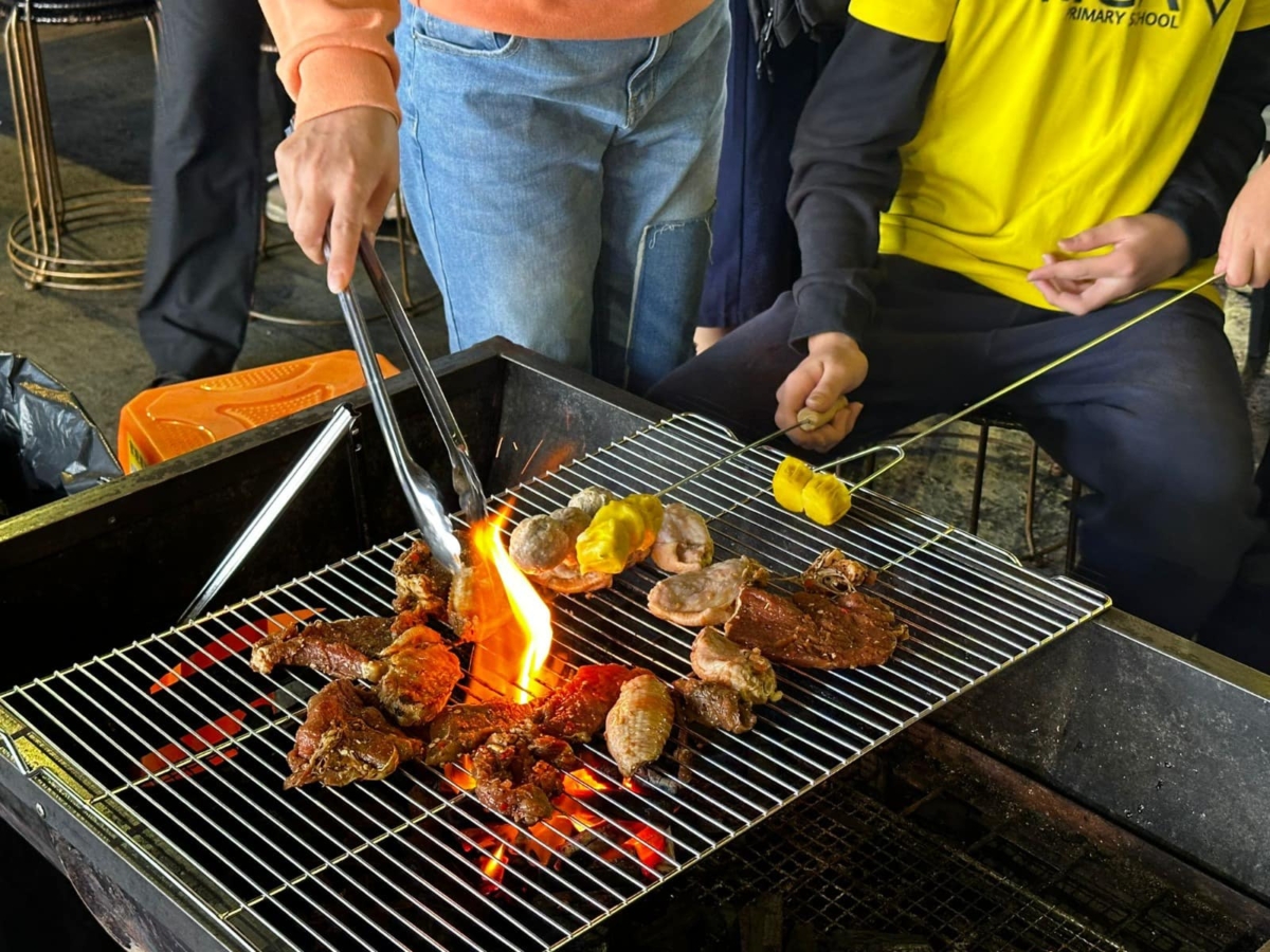 龍鼓灘海邊BBQ提供超過50款任食燒烤食材,包括蝦醬雞翼、香草魚柳等人氣選擇。
