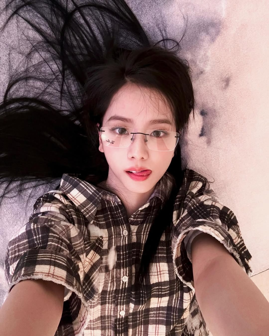 鏡框的尺寸大小及粗細也會影響眼鏡與臉型的協調度