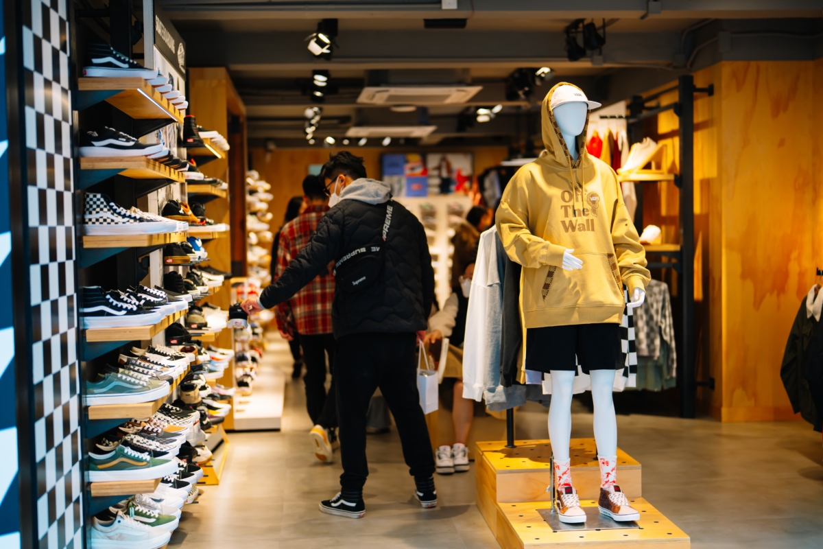 波鞋街大部分的營業時間通常是中午12點至晚上10點或11點，部分店鋪或可能稍晚開門。