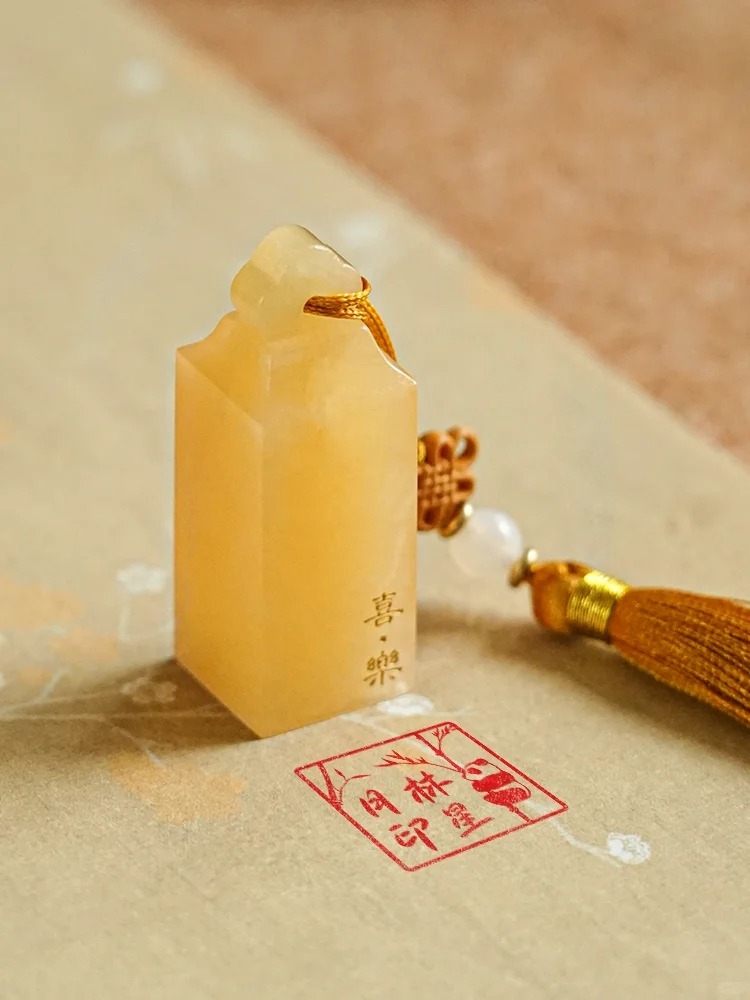 在手帳、筆記本、手寫信件，甚至是日常的便條紙上，印章都能為你增添一抹亮色