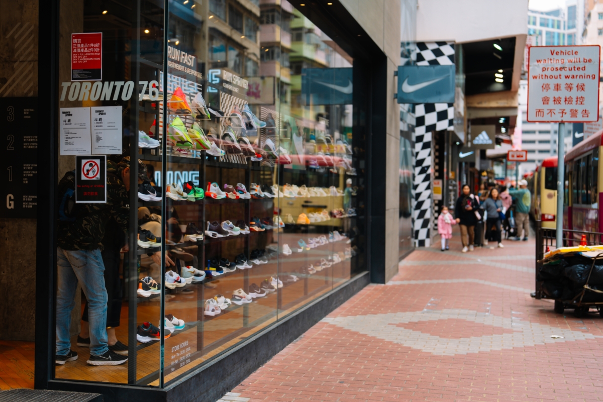 雖然大部分店鋪都是正規零售商，尤其是品牌旗艦店和大型連鎖店，貨品有保障，但仍需提高警覺！