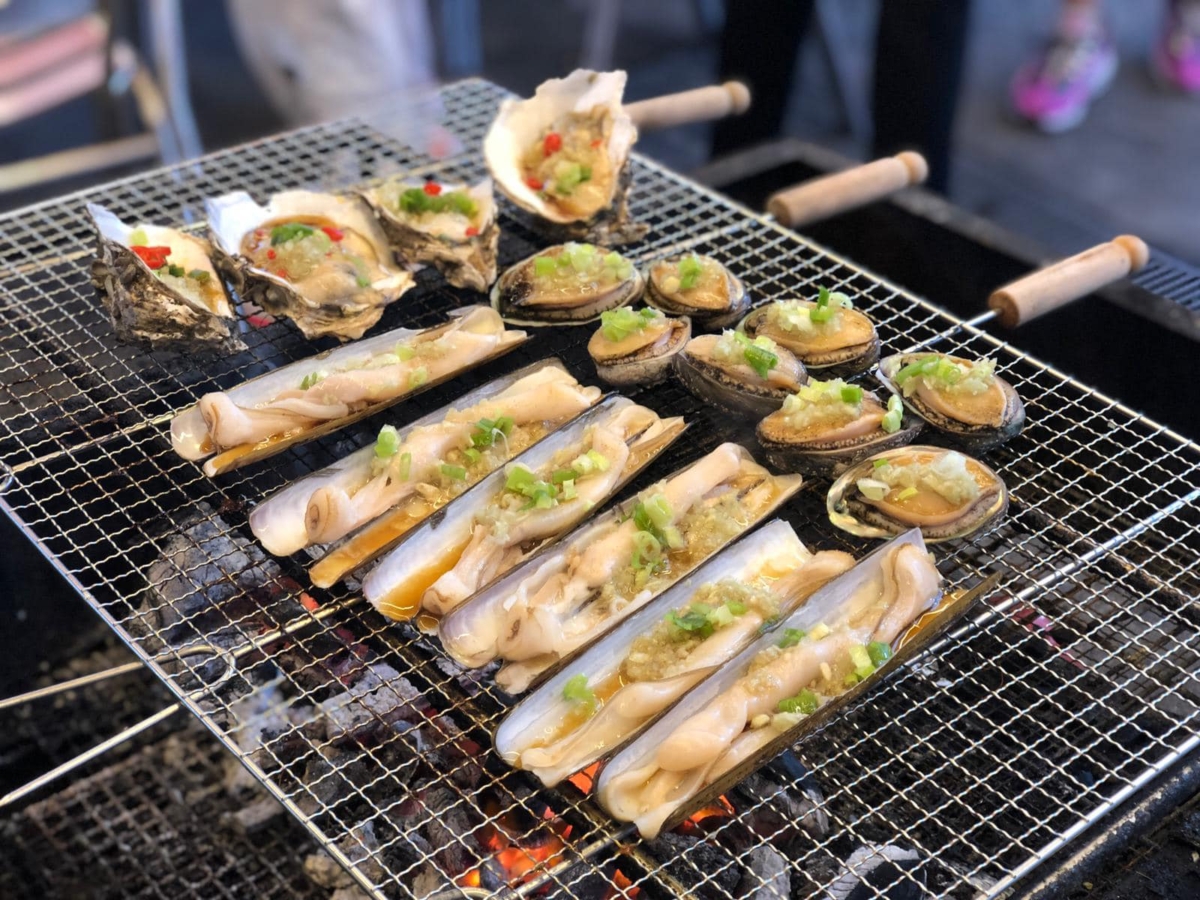 元朗隱世山莊提供4小時任食任飲燒烤,超過50款食材選擇。
