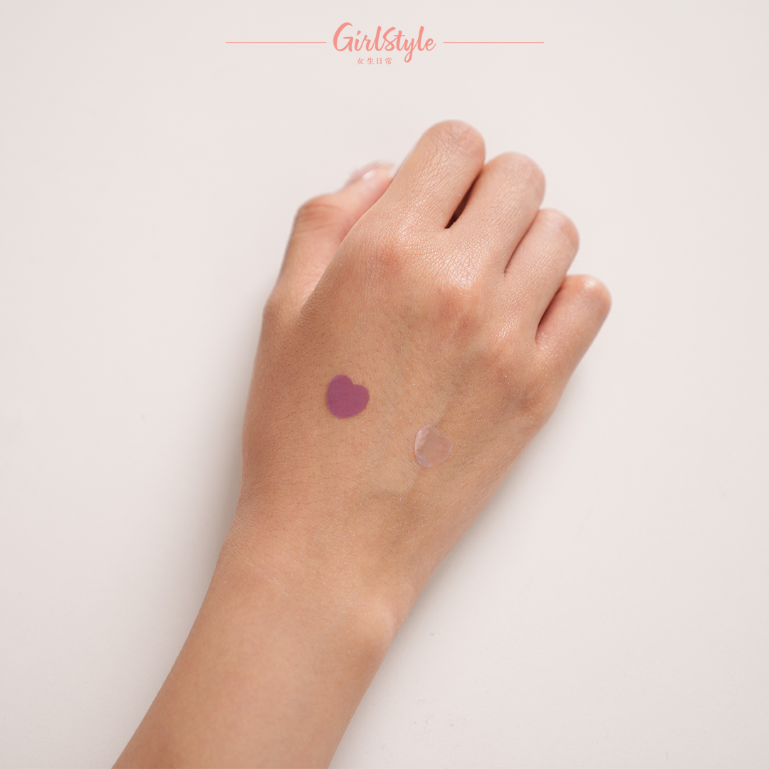 UV貼紙測防護力:左邊未塗防曬的極速變成深紫色,右邊塗上水感提亮防曬凝膠 SPF50+ PA++++的仍是淺色,可見防護紫外線能力不俗。