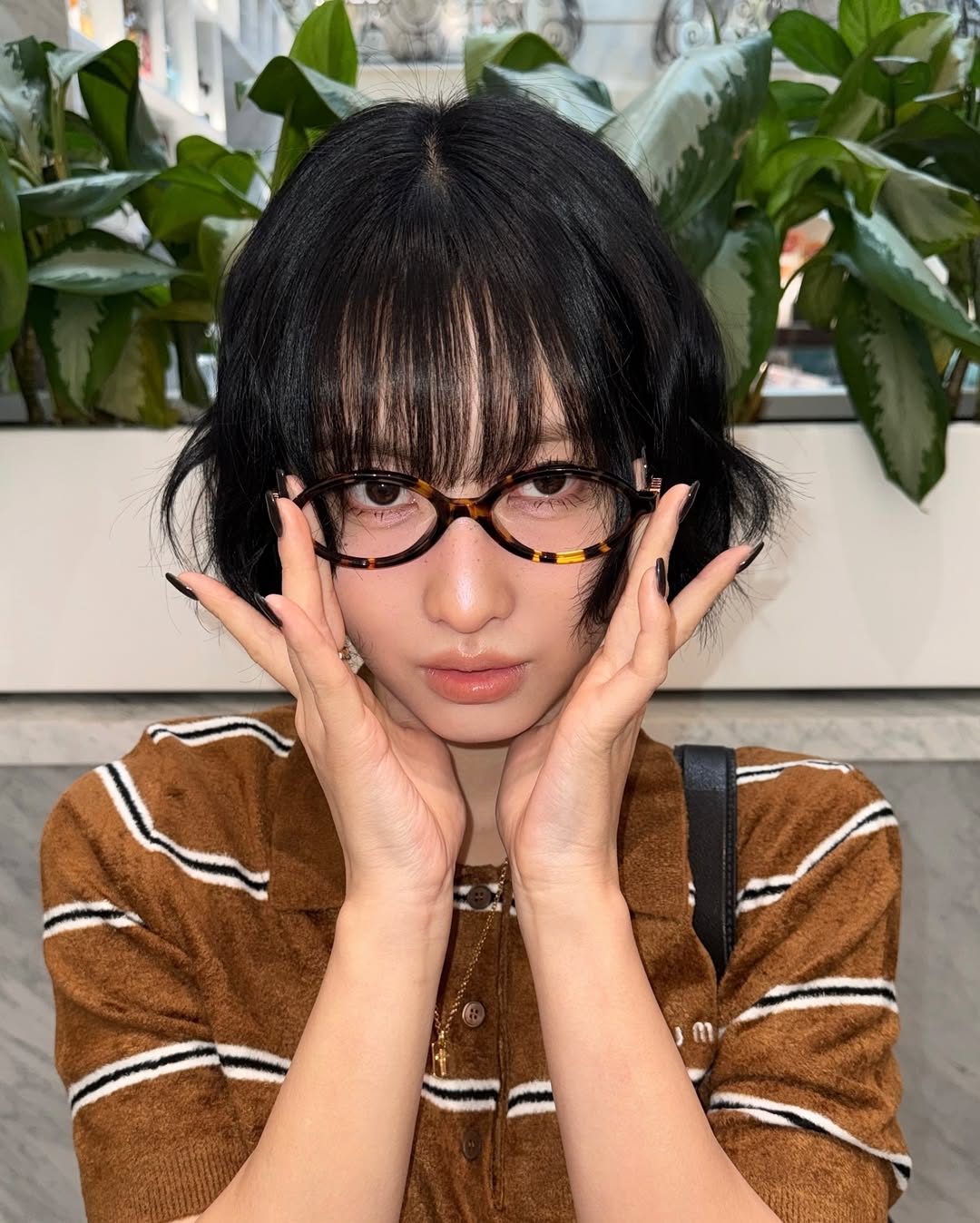 TWICE MoMo，臉上棱角比較多，更適合戴圓形或橢圓形鏡框，柔化棱角