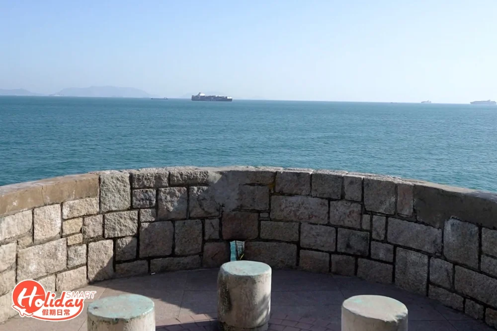 走到最底是探照燈座遺址，經過較為狹窄的入口，映入眼簾的是超廣闊海景！