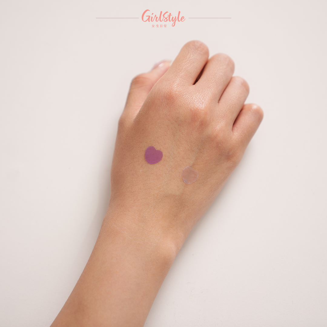 UV貼紙測防護力:左邊未塗防曬的瞬間變成深紫色,右邊塗上水感美顏防曬凝膠EX SPF50+ PA++++的仍是淺色,可見防護紫外線能力極佳。