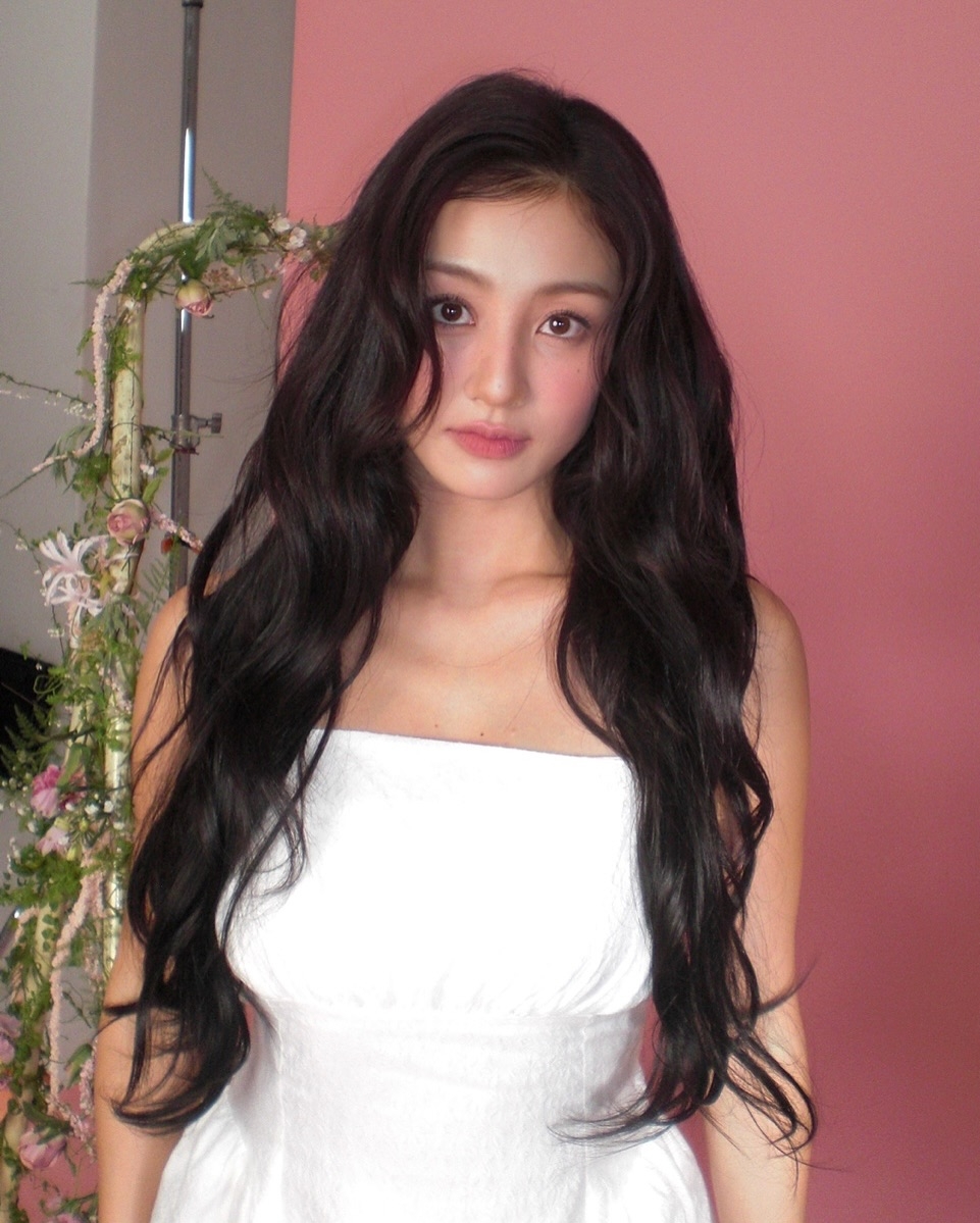 圓臉下巴比較柔和，但缺乏立體感，可以透過髮型和妝容改善