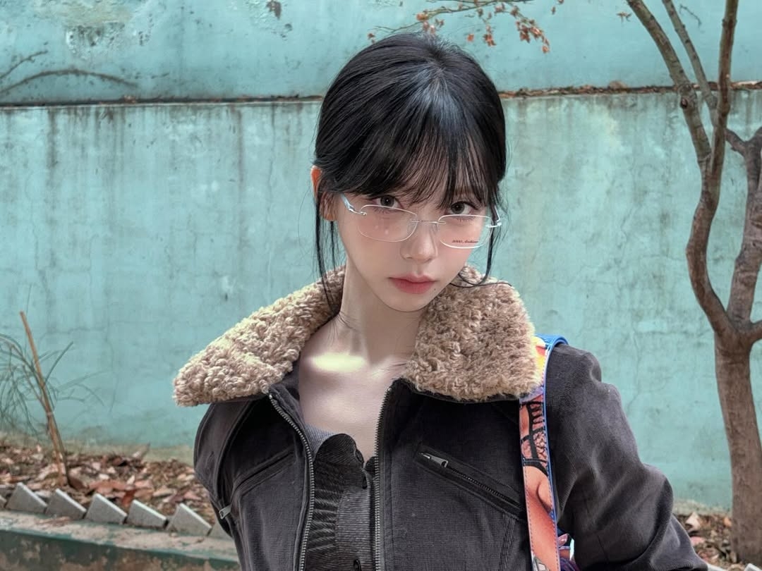 aespa Karina就是典型的心形臉，所以在戴上無框眼鏡時更適合！