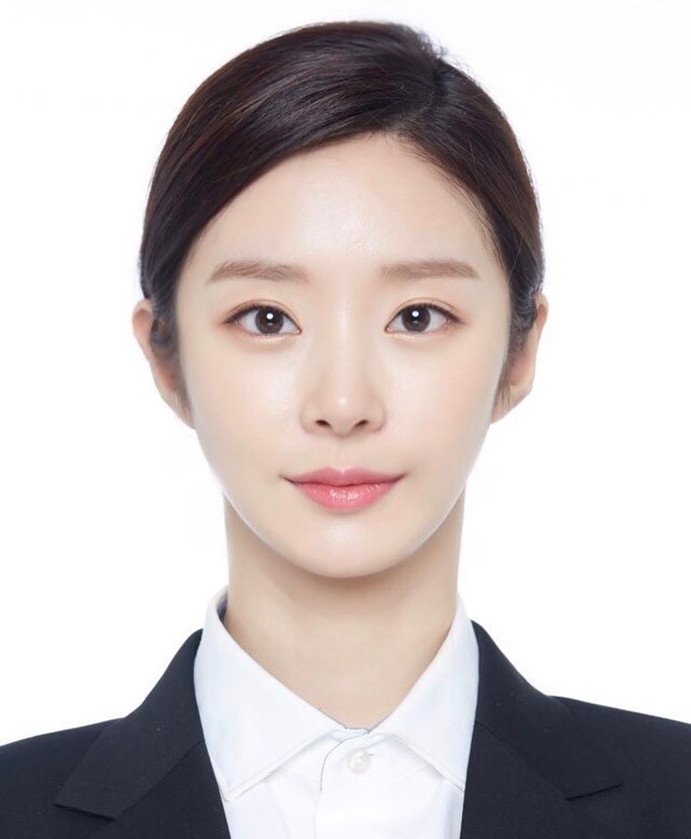 韓式證件相的魅力在於既保有證件照的專業端莊，又能讓人看起來氣色更佳、五官更突出。