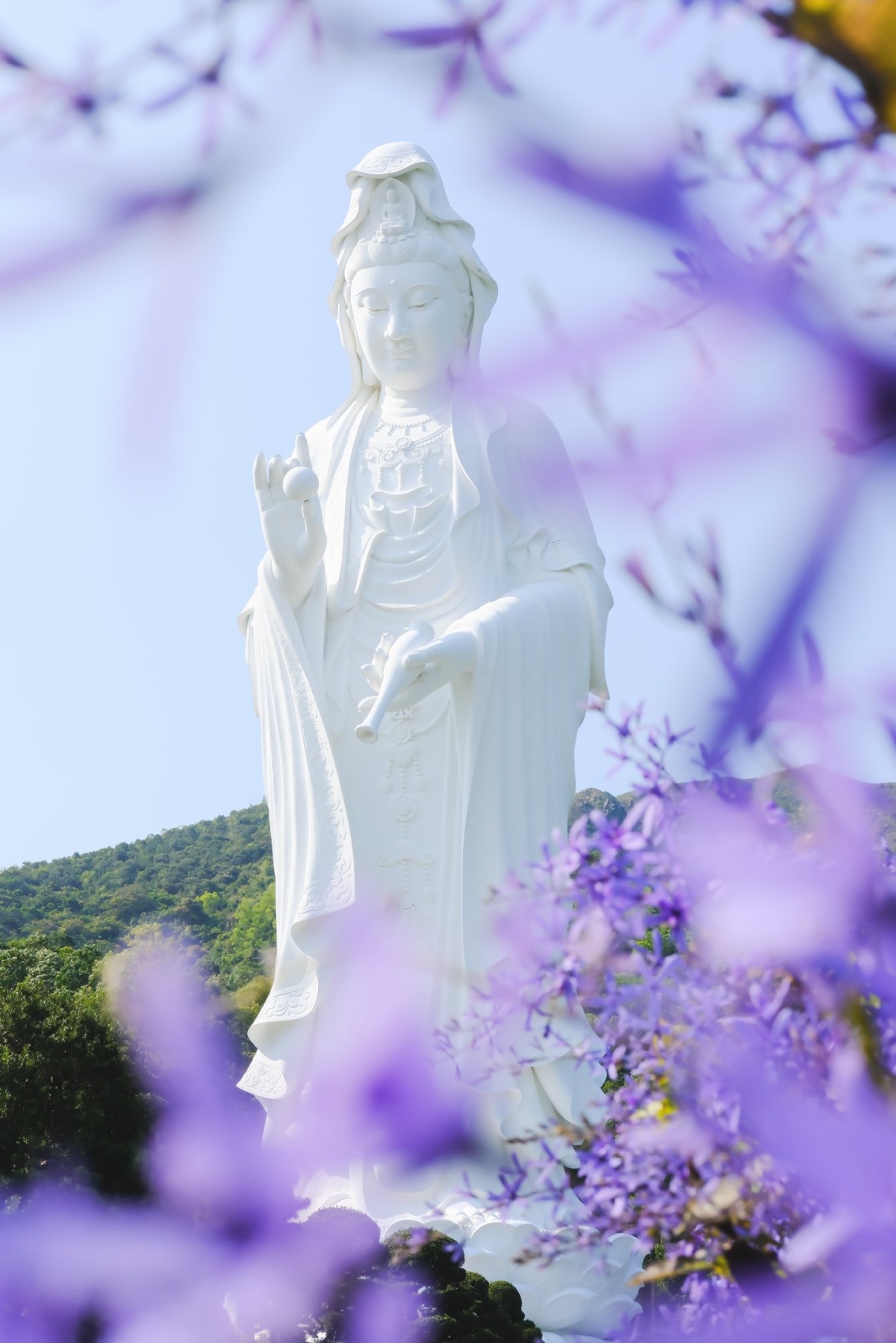 寺內高達76米的觀音聖像矗立山丘之上，氣勢宏偉！