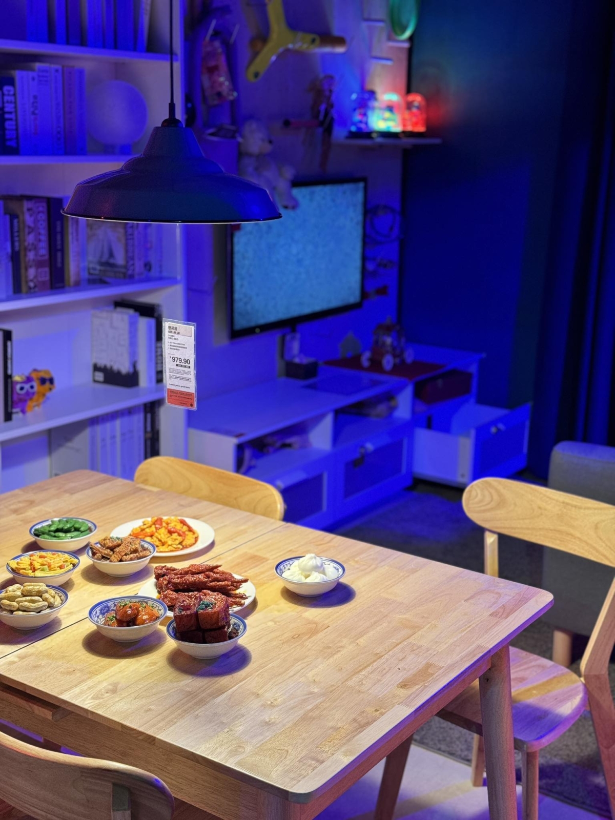 Deep Game深遊實境遊戲工作室提供猶如電影情節般的沉浸式遊戲場景，融合劇中元素及狼人殺玩法，適合6～12人一同參與。