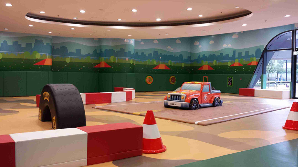 空間大帶來的好處是可同時容納更多小朋友盡情奔跑玩樂，場內亦特別適合幼童，因為到處都有軟墊保護，小小孩跌倒也不怕受傷。