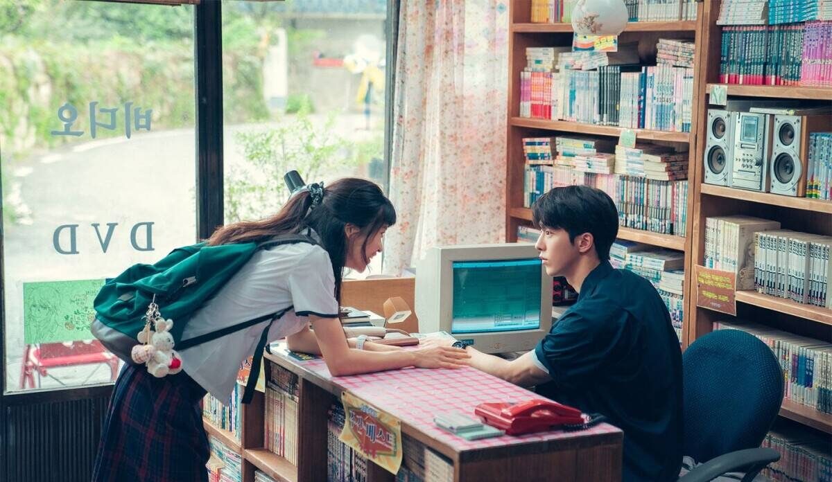 女性在曖昧期的表現相對細膩含蓄,很多女生曖昧行為是透過微妙的暗示來傳達好感。