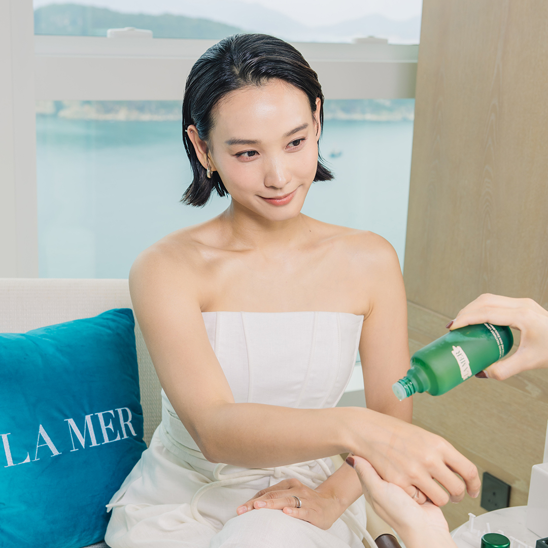 談善言會於 T 字位出油比較多的位置用 The New Balancing Treatment Lotion 煥透肌底修護液,控油效果相當出色,讓她全日 Keep 住最佳妝容。