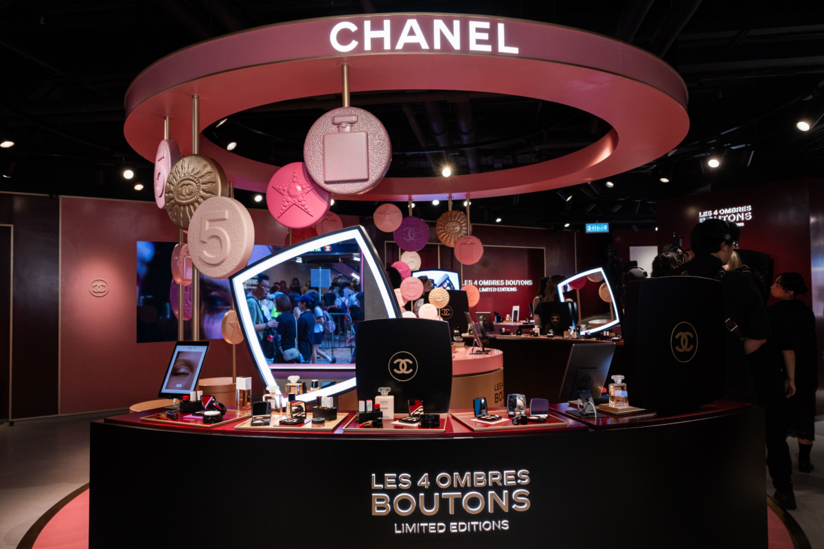 【CHANEL LES 4 OMBRES BOUTONS POPUP】已正式開幕!對CHANEL LES 4 OMBRES BOUTONS「鈕釦眼影」有興趣的朋友記得去呀!