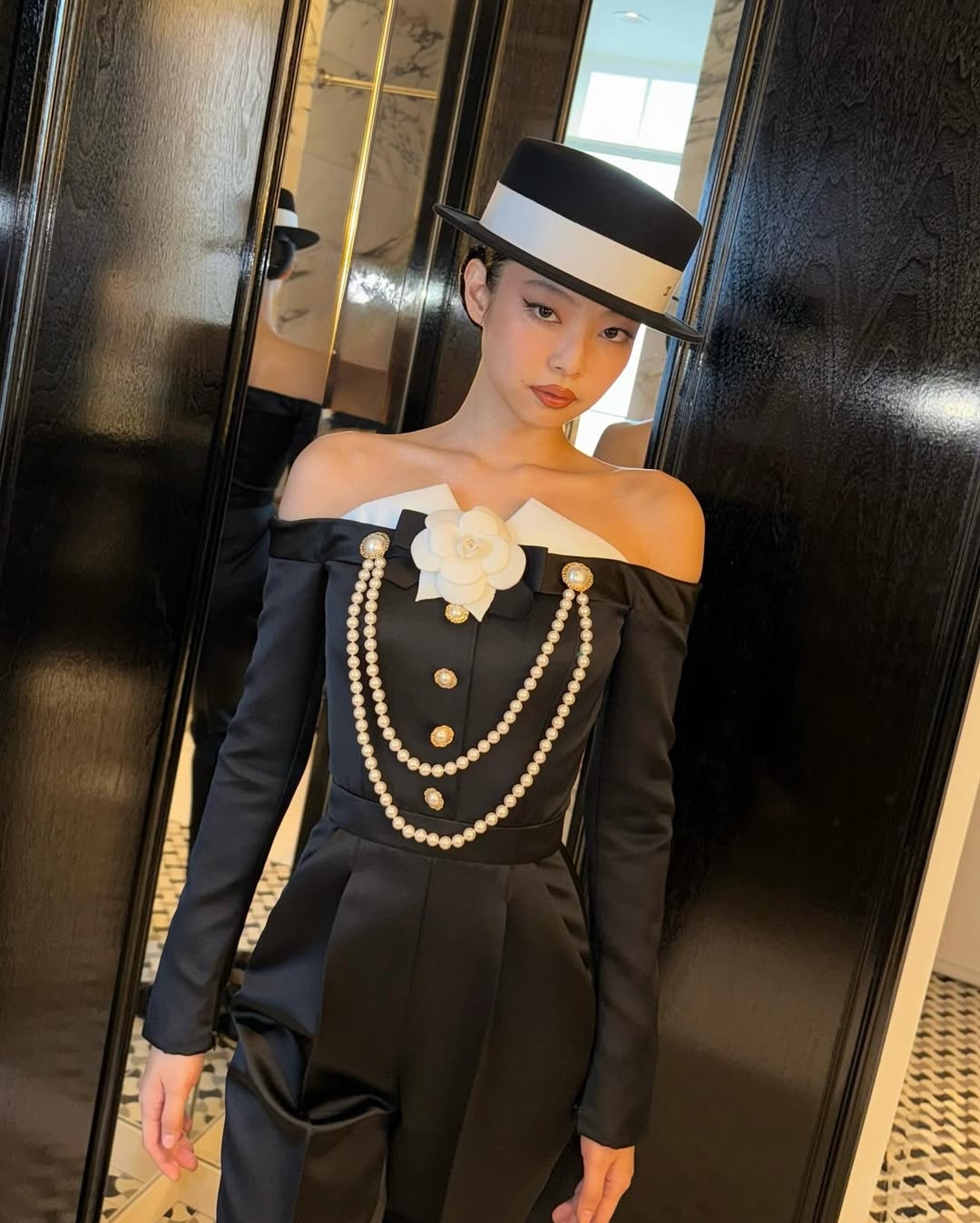 「直角肩」指的並非真正成90度的肩膀，而是從頸部到肩膀線條平順、鎖骨清晰、肩部外側飽滿，呈現俐落感的肩部線條。