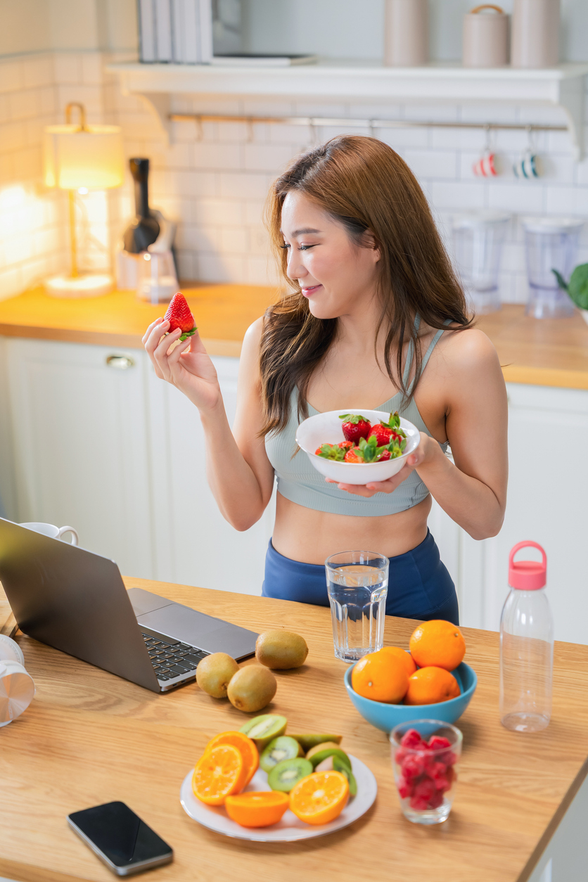 要從根本上消除雙下巴，必須維持良好的生活習慣，包括均衡飲食、多喝水、規律運動與充足睡眠，才能減少水腫並延緩肌膚老化。