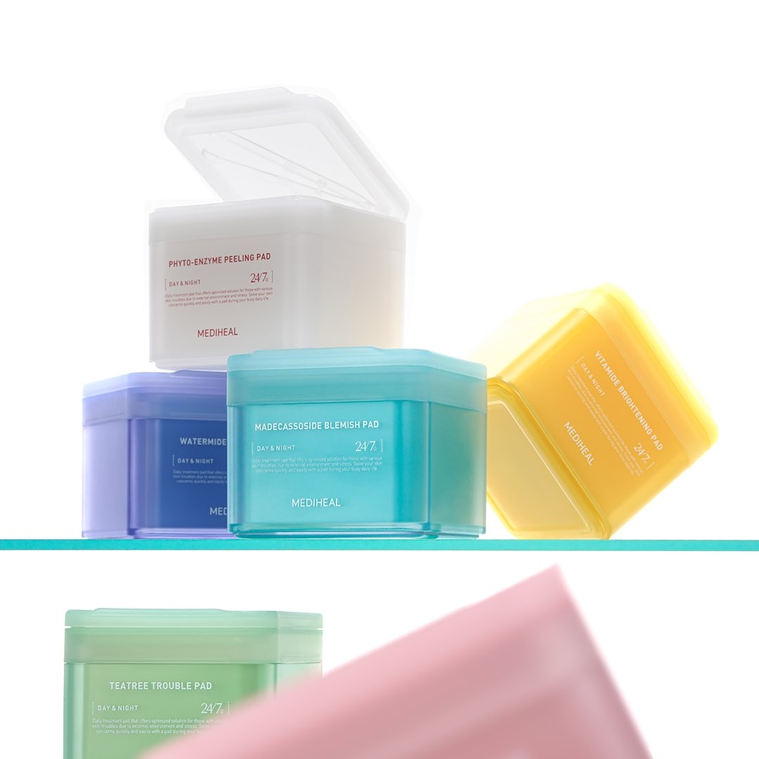 「MEDIHEAL積雪草痕跡修復棉片」作為連續多年的棉片銷售冠軍，它把修護大神「積雪草」加進棉片裡，專門對付肌膚的乾燥缺水，卻又神奇地保持清爽感。