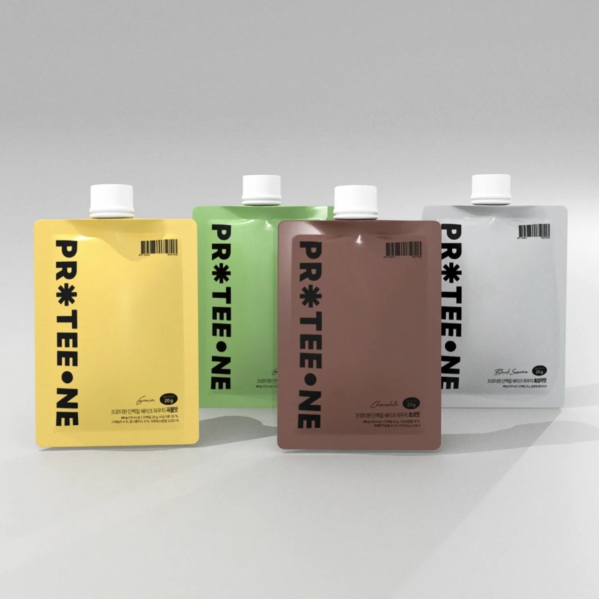 圖中展示的是PROTEEONE 蛋白質奶昔，主打高蛋白、低糖、高纖維，一杯就能補充肌肉需要的營養。