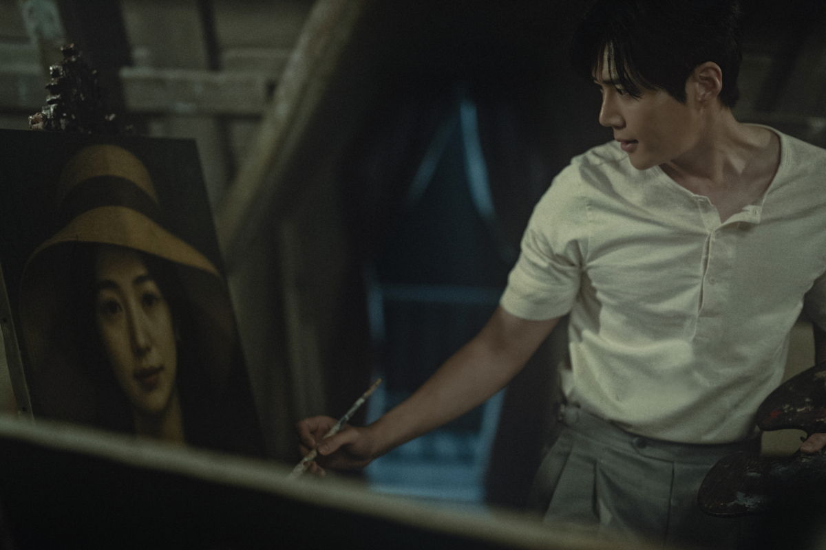 金宣虎飾演窮困畫家「尹怡浩」。（Photo from Disney+）