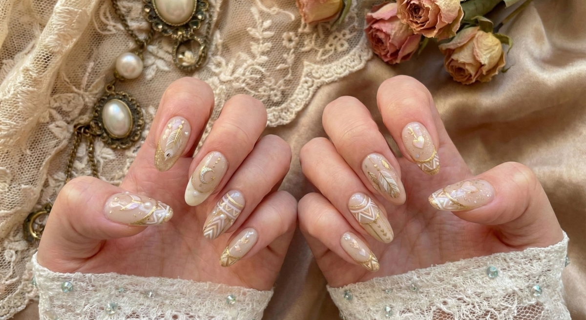 圖中這款「輕奢系波西米亞」,它以氣質的透膚奶茶色為畫布,並點綴些許珍珠與細鑽,讓指尖充滿了精靈般的靈性。