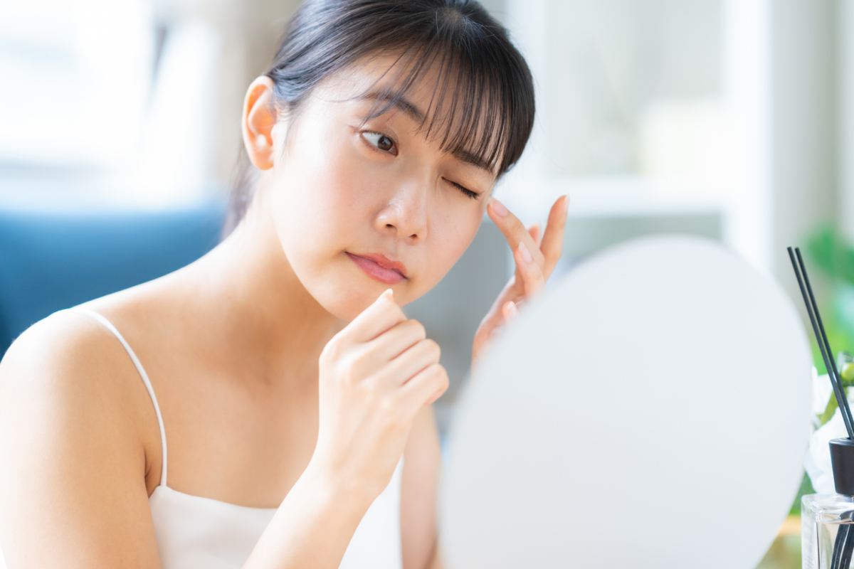 透過規律作息、均衡飲食、適度運動、眼周保護與溫和按摩，可居家延緩眼尾下垂與臉部鬆弛。