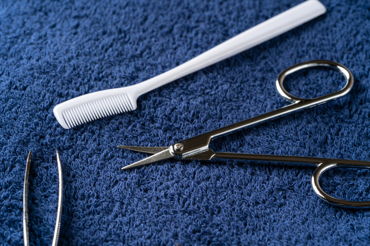 修眉刀是男士修眉不可或缺的工具，它以方便快捷的特性，成為許多男士修剪眉毛的入門首選。