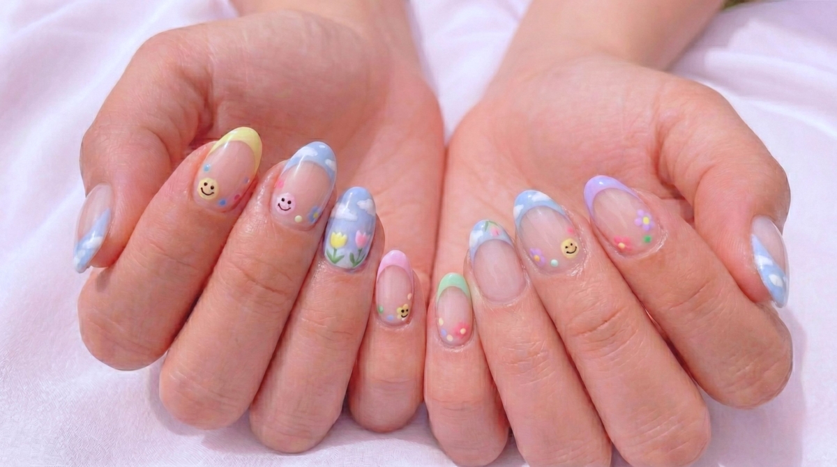 圖中為法式童趣美甲款式,也是典型的多巴胺色調。透過繽紛色彩與可愛的笑臉、小花圖案,這款美甲具有直接提振心情的魔力。