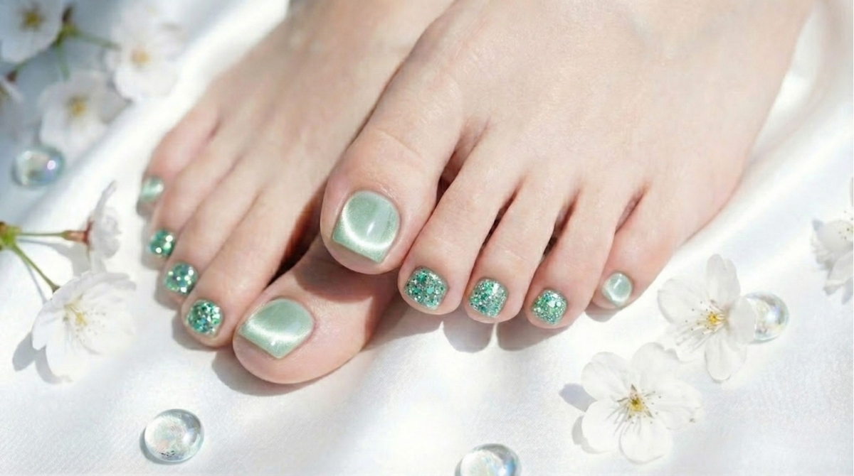 圖中展示的是高調感「閃亮貓眼」美甲款，運用超耀眼的貓眼磁石粉，打造出極具存在感的視覺效果。