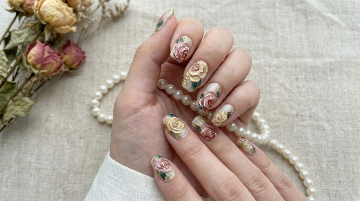 圖中展示的是油畫暈染美甲款式,與水彩的輕透不同,油畫暈染強調筆觸的厚實感與色彩的堆疊。