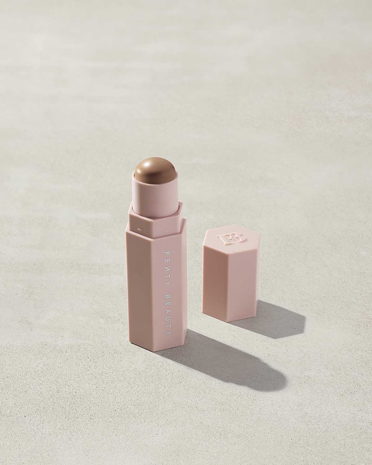 FENTY BEAUTY Match Stix 以輕盈啞光質地打造持久自然修容，一支即可完成遮瑕、修容與提亮，冷色 #Amber Suede 特別適合鼻影與臉部陰影。